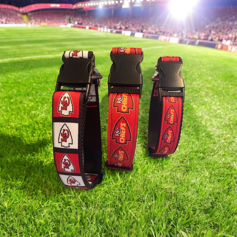 Puede incluir: Tres collares de perro rojos, blancos y negros con un logotipo de los Kansas City Chiefs y las palabras "Chiefs" impresas en ellos. Los collares tienen hebillas ajustables negras.