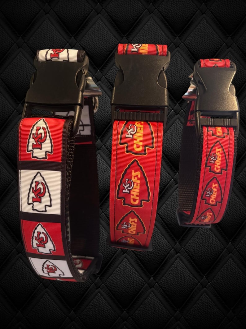Puede incluir: Tres collares de perro rojos, blancos y dorados con hebillas negras. Los collares presentan el logotipo de los Kansas City Chiefs y la palabra "Chiefs".