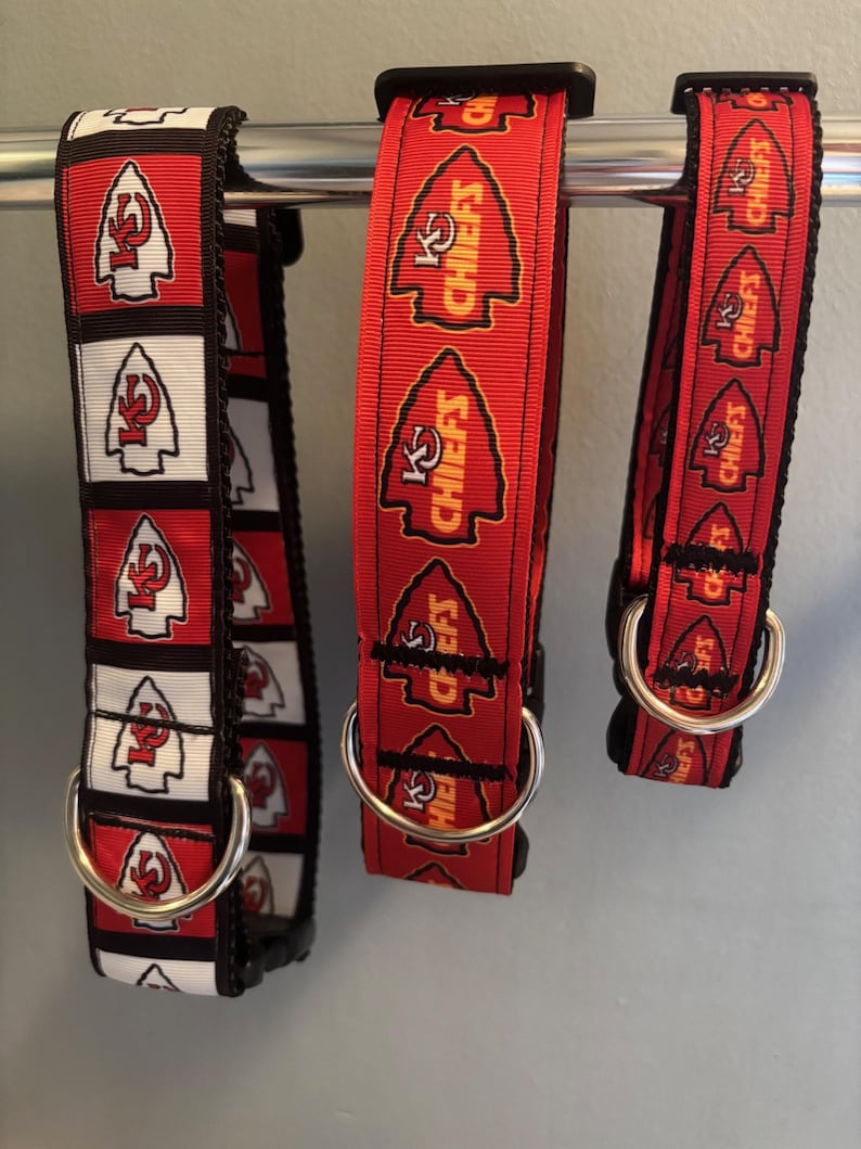 Puede incluir: Tres collares de perro rojos, blancos y negros con anillas en D plateadas. Los collares presentan un patr&oacute;n repetido de una punta de flecha roja con las palabras "K.C. Chiefs" en amarillo.