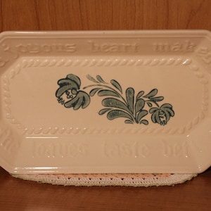 Turquoise Yorktowne broodschaal van Pfaltzgraff ~ wit steengoed ~ bloemen ~ reliëfletters ~ dienblad ~ Gemaakt in de VS, jaren 70