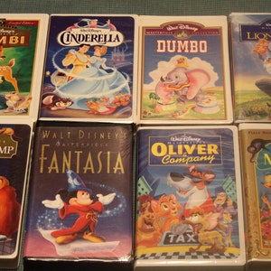 Kolekcja kaset VHS Arcydzieła Walta Disneya ~ Pudełka z Muszlami ~ Wszystkie Ulubione Filmy Animowane ~ Kolekcjonerska Rozrywka Rodzinna