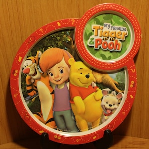 Disneys Kind Melamin Teller ~ Disney Store Exclusive ~ Hall Marked ~ Winnie the Pooh ~ Kindergeschirr mit Getränkeraum ~ Sammlerstück Disney