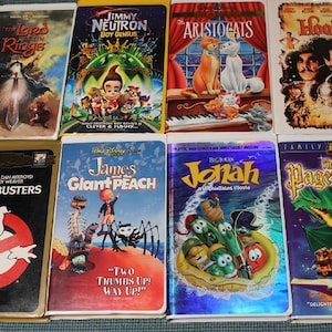 Peut inclure: Huit cassettes VHS de films, dont "Le Seigneur des Anneaux", "Jimmy Neutron", "Les Aristochats" et "Hook". On retrouve également "Ghostbusters", "James et la pêche géante", "Jonah" et "Le Maître des Livres".