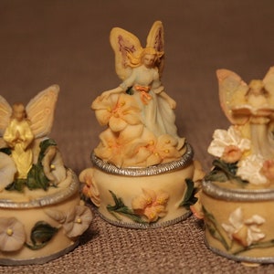 Young&#39;s Miniature Angel Resin Set ~ Angels Draped in Flowers ~ Quality Craftsmanship ~ Intricate Designs ~ Collectible