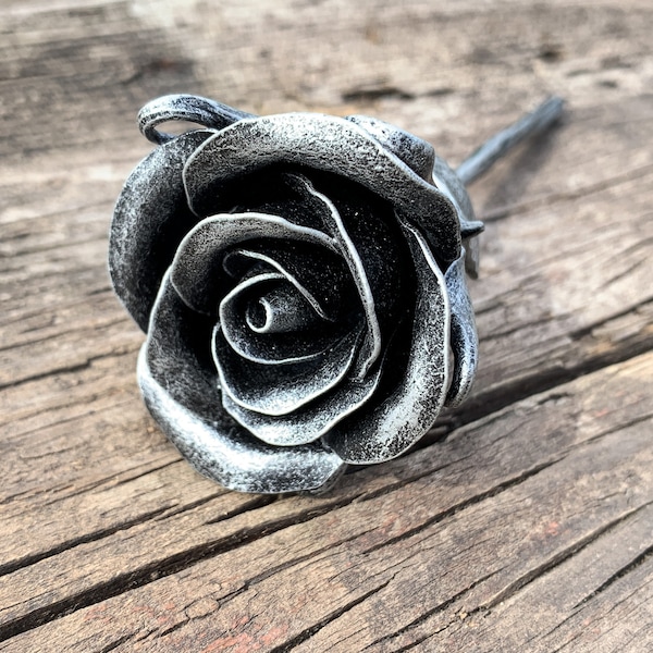 Petite rose forgée, rose argentée, cadeau d'anniversaire, sculpture de rose en métal, cadeau en fer, cadeau du 10e anniversaire, cadeau pour elle, fleurs d'anniversaire