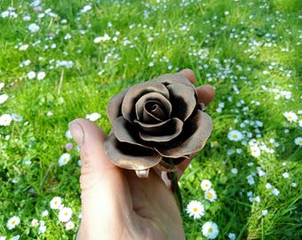 Pequeña rosa forjada con soporte, regalo de aniversario, escultura de rosa de metal, regalo de hierro, regalo de sexto aniversario, regalo para ella, flores de aniversario
