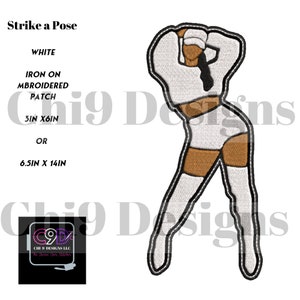 Könnte beinhalten: Weißer, aufbügelbarer, gestickter Aufnäher mit einer Frau in einem weißen Outfit, die eine Pose einnimmt. Der Aufnäher ist in zwei Größen erhältlich: 7,6 cm x 15,2 cm oder 16,5 cm x 35,6 cm.