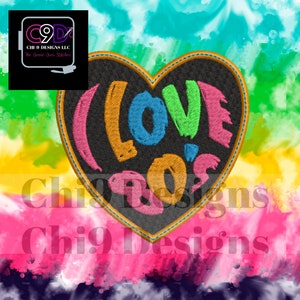 Puede incluir: Un parche negro en forma de corazón con un diseño bordado de colores que dice "I LOVE 80's". El parche está sobre un fondo tie-dye con tonos de azul, verde, amarillo, rosa y morado.