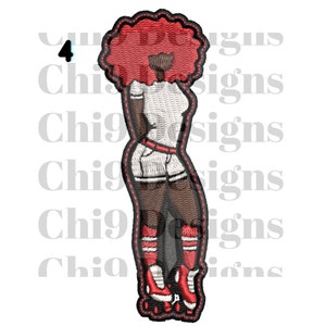 Könnte beinhalten: Ein gestickter Aufnäher einer Frau mit roten Afro-Haaren, die ein weißes Hemd, rote Shorts und rot-weiß gestreifte Socken trägt. Sie fährt Rollschuh auf schwarzen Rollschuhen mit roten Rollen.
