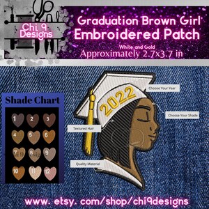 Pode incluir: Patch bordado de chapéu de formatura com uma menina morena de cabelo texturizado. O chapéu é branco com detalhes dourados e o ano 2022 está bordado em dourado. O patch mede aproximadamente 7 cm por 9,4 cm.