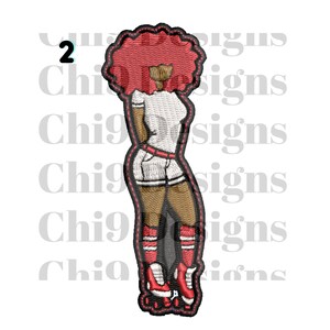 Könnte beinhalten: Ein gestickter Aufnäher einer Frau mit roten Afro-Haaren, die ein weißes Hemd, weiße Shorts, rot-weiß gestreifte Socken und rote Rollschuhe trägt.