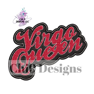 Op de afbeelding: Geborduurde patch met een zwarte achtergrond en rode letters die "Virgo Queen" zeggen. De patch is omrand met witte stiksels. De tekst "Chig Designs" is zichtbaar in de linkerbenedenhoek.
