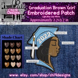 Pode incluir: Patch bordado de um chapéu de formatura com uma menina morena de cabelo texturizado, vestindo uma beca de formatura azul. O chapéu tem o ano 2022 bordado. O patch mede aproximadamente 7 cm por 9,4 cm.