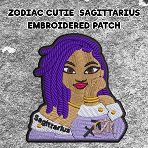 Op de afbeelding: Geborduurde patch met een gestileerde Boogschutter-vrouw met paarse dreadlocks, een gouden ketting en een lavendelkleurige top. De patch bevat de tekst "ZODIAC CUTIE SAGITTARIUS EMBROIDERED PATCH" en het Boogschutter-symbool.