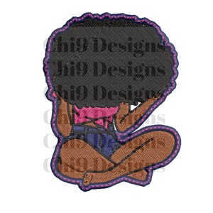 Könnte beinhalten: Stickerei einer Frau mit Afro-Frisur, die ein rosa Oberteil und eine blaue Jeans-Shorts trägt und mit gekreuzten Beinen sitzt.
