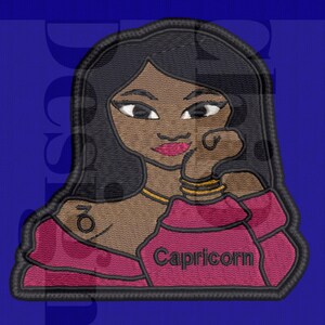 Op de afbeelding: Gestikt patch met een cartoon vrouw met lang zwart haar, die een roze top en gouden sieraden draagt. Het patch heeft de tekst "Capricorn" erop.