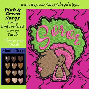 Puede incluir: Parche de plancha bordado en rosa y verde con la palabra "Soror" en letras rosas. El parche presenta una imagen estilizada de una mujer con un afro y pendientes. Se incluye una carta de colores con 12 tonos diferentes de marrón.