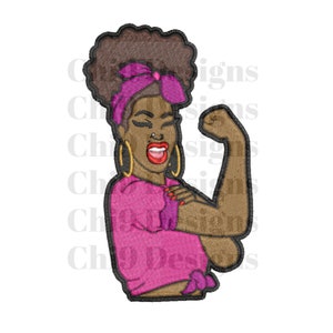 以下が含まれることがあります： 茶色のアフロヘアの女性がピンクのシャツと紫色のヘッドバンドを着て、腕を上げて「私たちはできる」ポーズをとっている刺繍パッチです。