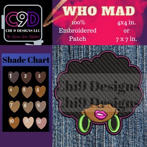 Pode incluir: Etiqueta bordada com o texto "WHO MAD" em letras pretas e brancas. A etiqueta apresenta uma ilustração de desenho animado de uma mulher negra com penteado afro, lábios vermelhos e brincos verdes. A etiqueta está disponível em dois tamanhos: 4x4 polegadas ou 7x7 polegadas.