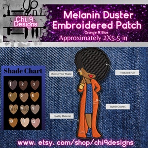 Pode incluir: Patch bordado de uma mulher de desenho animado com cabelo texturizado, vestindo um vestido azul e um casaco laranja. O patch mede aproximadamente 5,1 cm por 14 cm e está disponível em 12 tons de pele diferentes. O texto "Melanin Duster Embroidered Patch" está na parte superior da imagem, com o texto "Orange & Blue" e "Approximately 2X5.5 in" abaixo.