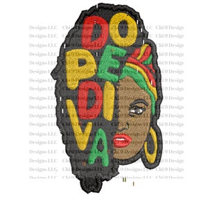 Pode incluir: Etiqueta bordada com uma silhueta preta de uma mulher com um turbante vermelho, amarelo e verde. As palavras "Dope Diva" são bordadas em letras vermelhas, amarelas e verdes.