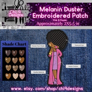 Pode incluir: Patch bordado de uma mulher de desenho animado vestindo um casaco rosa e um suéter roxo. A mulher tem cabelo preto texturizado e está fazendo um sinal de paz. O patch mede aproximadamente 2 por 5,5 polegadas. O texto "Melanin Duster Embroidered Patch" está acima da imagem. O texto "Pink & Purple" está abaixo da imagem. O texto "Approximately 2X5.5 in" está abaixo do texto "Pink & Purple".