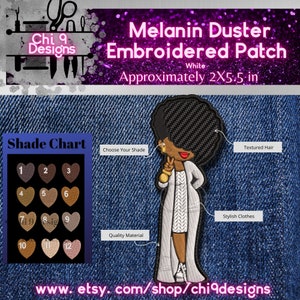 Pode incluir: Patch bordado de uma mulher de desenho animado com cabelo texturizado vestindo um casaco branco e sapatos brancos. O patch mede aproximadamente 5,1 cm por 14 cm. O texto "Melanin Duster Embroidered Patch" está no topo da imagem. O texto "White" está abaixo do texto "Melanin Duster Embroidered Patch". O texto "Approximately 2X5.5 in" está abaixo do texto "White". O texto "Shade Chart" está no canto inferior esquerdo da imagem. O texto "Choose Your Shade" está no canto superior direito da imagem. O texto "Textured Hair" está no canto superior direito da imagem. O texto "Stylish Clothes" está no canto inferior direito da imagem. O texto "Quality Material" está no canto inferior esquerdo da imagem. O texto "www.etsy.com/shop/chi9designs" está na parte inferior da imagem.