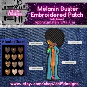 Pode incluir: Patch bordado de uma mulher de desenho animado com cabelo texturizado, vestindo um casaco azul, um suéter laranja e sapatos rosa. O patch mede aproximadamente 2 por 5,5 polegadas e é multicolorido. O texto "Melanin Duster Embroidered Patch" está no topo da imagem.