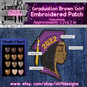 Pode incluir: Patch bordado com uma graduada de pele castanha usando um gorro roxo com detalhes dourados e o ano de 2022. O patch tem aproximadamente 6,8 x 9,4 cm. Uma tabela de tons está incluída. O texto diz "Graduation Brown Girl Embroidered Patch."