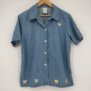 90s Denim Button Shirt Women&#39;s Medium Short Sleeve Butterfly Embroidered Blue