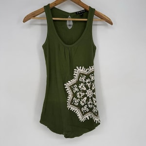 Y2K Tank Top Women&#39;s Medium Green Graphic Print Keyhole Back FANG