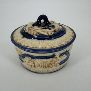 Porcelain Trinket Box Powder Dish Ceramic Blue White Glazed Japan Cherubs