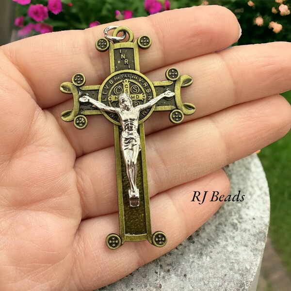 Crucifix bicolore antique or/argent chapelet saint Benoît · Religieux · Catholique · Expédié depuis les États-Unis !