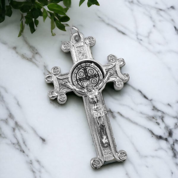 Grande breloque détaillée en alliage de zinc et croix de Saint-Benoît avec croix et parchemin de 3 pouces · Expédié depuis les États-Unis !