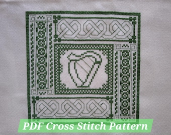Peut inclure: Une broderie au point de croix sur tissu clair présentant un motif central de harpe entouré de bordures géométriques vert foncé et de nœuds celtiques complexes. Le texte PDF Cross Stitch Pattern est affiché en blanc sur une barre verte.