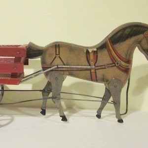 Vintage Farm Nachziehspielzeug Gibbs Paper Litho auf Holzpferd mit Holzwagen Metallspeichenrädern C.1910