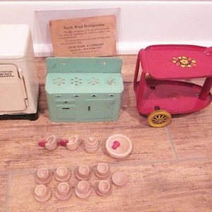 Zestaw kuchenny Marx Steel Three Piece Kitchen Set z drewnianymi naczyniami w oryginalnym pudełku Meble do domku dla lalek z lat 30. XX wieku