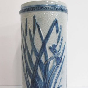 Jarrón antiguo de gres azul y blanco con diseño de ojo dormido y totora, Weir Pottery, c. 1900