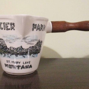 Souvenir van Glacier Park St. Mary Lake, Montana Gemaakt in Japan, keramiek en hout, één kopje, jaren 1950