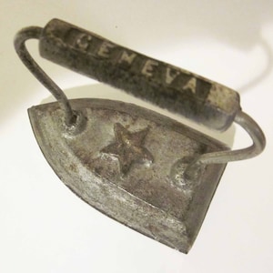 Early Salesman&#39;s Sample Toy Geneva, Illinois Sad Iron from the W.H. Howell Company HTF