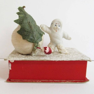 Vintage Christmas Bisque Snowbaby en caja de cartón contenedor de dulces con bola de nieve de algodón Japón 1940