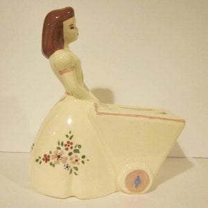 Weil of California Keramik Frau schiebt einen Blumenwagen Vase 1950er Jahre