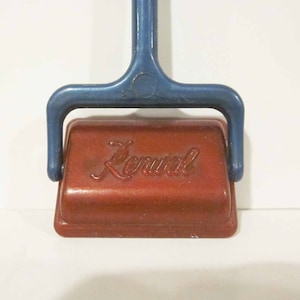 Balayeuse à tapis Renwal n° 116 de 3/4 po. en bronze métallique avec poignée bleue métallique pour maison de poupée HTF