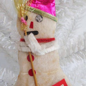 Vintage Weihnachtsbaumschmuck Flachgepresste Baumwolle auf Karton Schneemann mit Besen Made in Japan 1950er Jahre