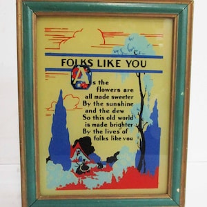 Könnte beinhalten: Ein gerahmter Druck mit gelbem Hintergrund und einer blauen, roten und schwarzen Illustration eines Hauses und Bäumen. Der Text "FOLKS LIKE YOU" befindet sich oben auf dem Druck, und der Text "s the flowers are all made sweeter By the sunshine and the dew So this old world is made brighter By the lives of folks like you" befindet sich unterhalb der Illustration.