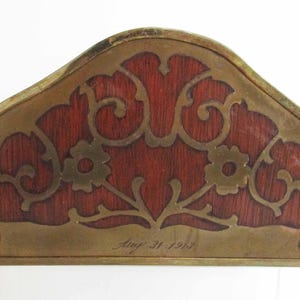 Porta-cartas Arts and Crafts com design floral estilizado e fundo de madeira 1913