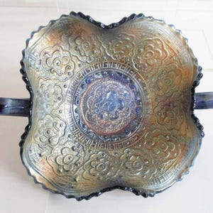 Medallón persa Fenton vintage de cristal de carnaval cobalto con asa ondulada, década de 1920