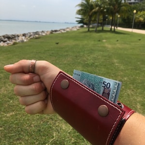 Billetera de muñeca Billetera de muñeca de cuero, Billetera de puño de cuero, Billetera de pulsera de cuero, Billetera de muñeca para mujeres Billetera de viaje, Rojo con hilo blanco