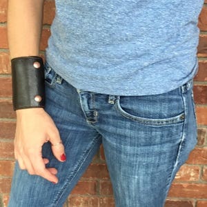 Cartera de muñeca Cartera de muñeca de cuero para mujer, Regalo de viaje para mujer Cartera para mujer, Cartera de puño de cuero hecha a mano, marrón oscuro con costuras marrones
