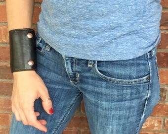Wrist Wallet Leather Wrist Wallet Women, Travel Gift for Women Wallet Women, Leather Cuff Wallet Handmade, Dark Brown with Brown Stitching